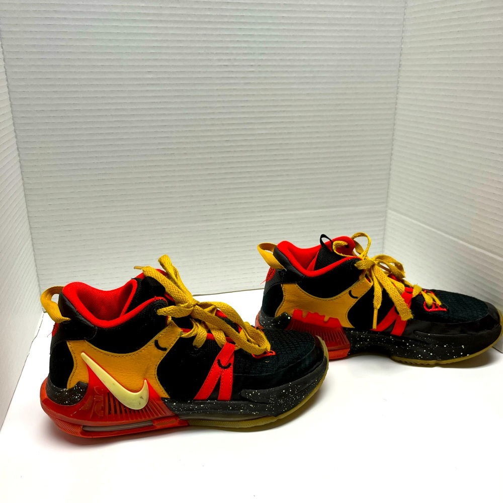 Nike LeBron Witness 7 Basketball Sneakers – Big Kids Size 5Y – Great Condition